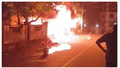 സ്റ്റേഷനറി കടയില് തീപിടിത്തം, സാധനങ്ങള് പൂര്ണമായും കത്തിനശിച്ചു; ഷോര്ട്ട് സര്ക്യൂട്ടെന്ന് പ്രഥമിക നിഗമനം