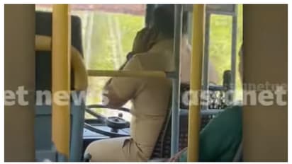 'ഒരു കയ്യില് സ്റ്റിയറിങ്, ഒരു കയ്യില് മൊബൈല്'; വയനാട്ടില് കെഎസ്ആര്ടിസി ഡ്രൈവറുടെ സാഹസിക ഡ്രൈവിംഗ്