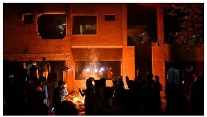 ഹസീനയുടെ പ്രസം​ഗത്തിനിടെ രാഷ്ട്രപിതാവ് മുജീബുർ റഹ്മാന്റെ വസതിക്ക് തീയിട്ട് ബം​ഗ്ലാദേശിലെ പ്രതിഷേധക്കാർ