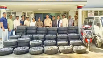 അലോയ് വീലുള്ള കാറുകൾ മാത്രം കട്ടപ്പുറത്താവുന്നതിന്റെ കാരണക്കാരെ കിട്ടി; ബൈക്കിൽ വന്ന് നോക്കി സ്ഥലം ഉറപ്പാക്കും