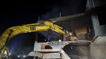 Sheikh Mujibur Rahmans house in Dhanmandi Bangladesh is being demolished looting is underway bsm