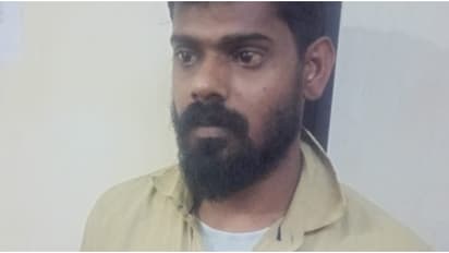 രഹസ്യ വിവരത്തെ തുടര്ന്ന് പരിശോധന; ബസ് ഡ്രൈവറെ കയ്യോടെ പൊക്കി പൊലീസ്, പോക്കറ്റില് വലിച്ച കഞ്ചാവിന്റെ ബാക്കി