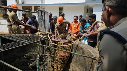 കിണര് വൃത്തിയാക്കാനിറങ്ങി, ദേഹാസ്വാസ്ഥ്യത്താല് കുടുങ്ങി, കരയ്ക്ക് കയറാനായില്ല; രക്ഷകരായെത്തി ഫയർ ഫോഴ്സ്