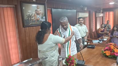 ഭാര്യയുടെ കൈയിൽ നിന്ന് നഗരത്തിന്റെ ചെയർമാനായി അധികാരമേറ്റ് ഭർത്താവ്, ചാലക്കുടിയിലെ രാഷ്ട്രീയ വിശേഷം!