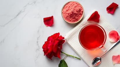 रोज डेच्या गुलाबापासून घरगुती गुलाबजल बनवा