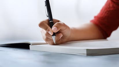 ನಿಮ್ಮ ಮಗು ಓದಿನಲ್ಲಿ ಚುರುಕಿದ್ರೂ ಕೈಬರಹ ಸುಧಾರಿಸಿಲ್ಲವೇ? ಮಕ್ಕಳ ಅಂದದ ಬರೆವಣಿಗೆಗೆ ಇಲ್ಲಿವೆ ಸಿಂಪಲ್ ಟಿಪ್ಸ್!