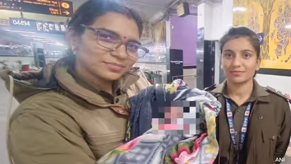 ട്രെയിനിൽ വെച്ച് യുവതിക്ക് പ്രസവ വേദന, തുണയായി ആർപിഎഫ് വനിത ഇൻസ്പെക്ടറും സഹയാത്രികരും; പെൺകുഞ്ഞിന് ജന്മം നൽകി