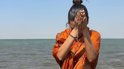 ಕೇಸರಿ ಬಟ್ಟೆ ತೊಟ್ಟು ಕುಂಭಮೇಳದಲ್ಲಿ ಕಾಣಿಸಿಕೊಂಡ ಮಿಸ್ ಇಂಡಿಯಾ, ನಟಿ ಯಾರು ಗೊತ್ತಾ?