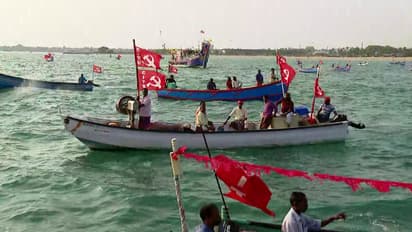 അണിനിരന്നത് നൂറുകണക്കിന് വള്ളങ്ങൾ, കടൽ മണൽ ഖനനത്തിനെതിരെ കടൽ സംരക്ഷണ ശൃംഖല തീർത്ത് മത്സ്യത്തൊഴിലാളികൾ