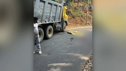 മിനി ഊട്ടിയിൽ ടിപ്പർ ലോറിയും ബൈക്കും കൂട്ടിയിടിച്ച് അപകടം; രണ്ട് വിദ്യാര്ത്ഥികള് മരിച്ചു, ഒരാൾക്ക് പരിക്ക്