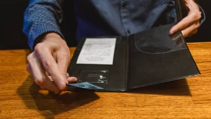 ഹോട്ടലിൽ 7400 രൂപയുടെ ബില്ലടച്ച് അപരിചിതൻ, ഒപ്പം വൈകാരിമായ കുറിപ്പും, കരഞ്ഞുപോയി എന്ന് ഡോക്ടർ