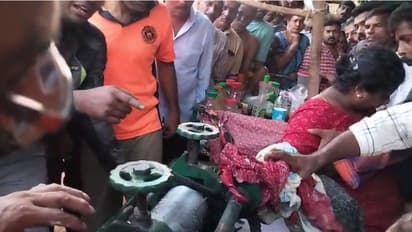 കരിമ്പിൻ ജ്യൂസ് അടിക്കുന്നതിനിടെ അബദ്ധം, പിന്നെ1 മണിക്കൂര് നീണ്ട പരിശ്രമം, മെഷീനിൽ കുടുങ്ങിയ കൈ പുറത്തെടുത്തു