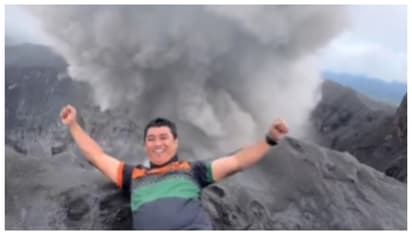 ലോകം കീഴടക്കിയ സെൽഫി; പിന്നിൽ പൂകതുപ്പുന്ന അഗ്നിപർവ്വതം മുന്നിൽ ചിരിച്ച് കൊണ്ടൊരു യുവാവ്; വീഡിയോ വൈറൽ 