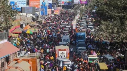 മഹാകുംഭമേളയിലേക്ക് ഒഴുകിയെത്തി വിശ്വാസികൾ, മധ്യപ്രദേശിൽ ഗതാഗതം നിർത്തിവച്ചതായി റിപ്പോർട്ട്