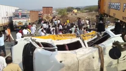 ബൈക്കുമായി കൂട്ടിയിടിച്ച ട്രക്ക് നിയന്ത്രണംവിട്ട് എതിർ ദിശയിലൂടെ വന്ന മിനി ബസിലേക്ക് ഇടിച്ചുകയറി; 3 മരണം