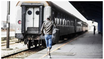 റെയിൽവേ സ്റ്റേഷനില്‍ കുഴഞ്ഞ് വീണ് 40- കാരന്‍, ബോധം വന്നപ്പോൾ, 'വണ്ടി പോവും ജോലിക്ക് പോകണമെന്ന്' 