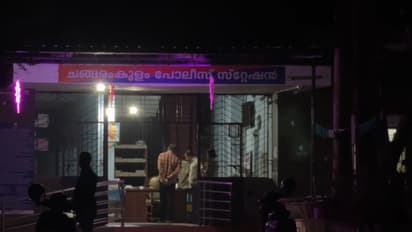 ചങ്ങരംകുളത്ത് ആൾക്കൂട്ടത്തിലേക്ക് വാഹനം ഇടിച്ചു കയറ്റി ആക്രമണം; കോൺ​ഗ്രസ് പ്രവർത്തകന് വെട്ടേറ്റു, പരിക്ക്