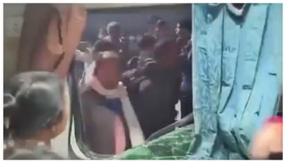 മഹാകുംഭമേളയ്ക്ക് പോകാനായെത്തി പക്ഷേ, ട്രെയിനിൽ കയറാനായില്ല; പിന്നാലെ ട്രെയിൻ തകർത്ത് യാത്രക്കാർ, വീഡിയോ