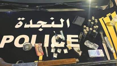 അപകടമുണ്ടായപ്പോൾ വാൻ ഉപേക്ഷിച്ച് ഡ്രൈവർ ഓടി, വാഹനം പരിശോധിച്ചപ്പോൾ നായയും തോക്കും ലഹരി വസ്തുക്കളും