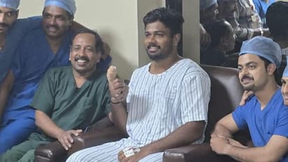 ആര്ച്ചറുടെ ഏറ് നന്നായി കൊണ്ടു, ചൂണ്ടുവിരലില് ചുറ്റിക്കെട്ടുമായി സഞ്ജു; ആറാഴ്ച്ച വിശ്രമം വേണ്ടിവന്നേക്കും