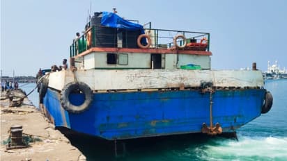 തലസ്ഥാനത്തെ കടൽക്ഷോഭം നിയന്ത്രിക്കാൻ പദ്ധതി; ജിയോ ട്യൂബ് സ്ഥാപിക്കാൻ മുംബൈയിൽ നിന്ന് 'ജൽകമൽ' ബാർജ് എത്തി