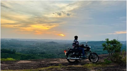 പാറമുകളിലേയ്ക്ക് വാഹനം ഓടിച്ച് കയറ്റാം! അസ്തമയ ഭംഗിയിൽ അലിയാം; വിസ്മയിപ്പിക്കും കടുമ്പുപാറ