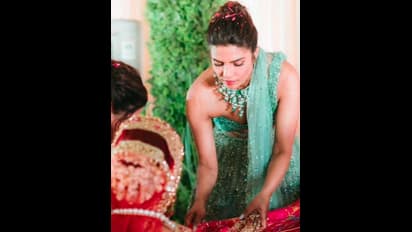 1600 மணி நேரம் செய்யப்பட்ட நெக்லஸ் – பிரியங்கா சோப்ராவின் கழுத்தில் மின்னிய நெக்லஸின் விலை எவ்வளவு?