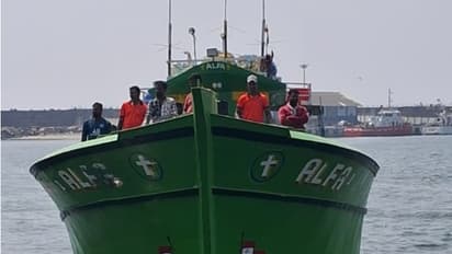 കേരള തീരത്ത് നിയമ വിരുദ്ധ മത്സ്യബന്ധനം, തമിഴ്നാട് സ്വദേശിയുടെ ട്രോളർ ബോട്ട് പിടിച്ചെടുത്തു