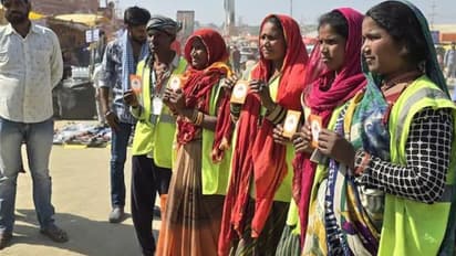 महाकुंभमध्ये व्यावसायिकाने १०,००० चांदीचे नाणी वाटले