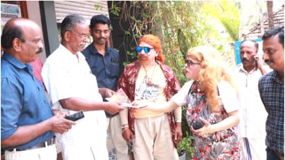 ഒഴുക്കുള്ള ഇംഗ്ലീഷ്, കണ്ടാലും 'വിദേശികൾ' തന്നെ, ക്ഷണക്കത്ത് കണ്ടപ്പോളാണ് മുഹമ്മക്കാർക്ക് കാര്യം പിടികിട്ടിയത്!