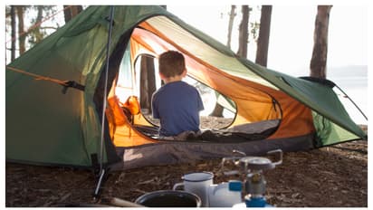 ജോലി തിരക്കിനിടയിൽ കുട്ടികളെ വളർത്താൻ കഷ്ടപ്പാട്, വീട് വിട്ട് ടെന്റിലേക്ക് താമസം മാറ്റി പിതാവ്