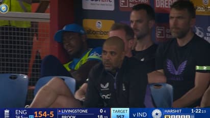 ഇംഗ്ലണ്ട് ബാറ്റിംഗ് തകർച്ചക്കിടെ ഡഗ് ഔട്ടിൽ ആർച്ചർക്ക് സുഖനിദ്ര, വിമർശനവുമായി രവി ശാസ്ത്രിയും പീറ്റേഴ്സനും