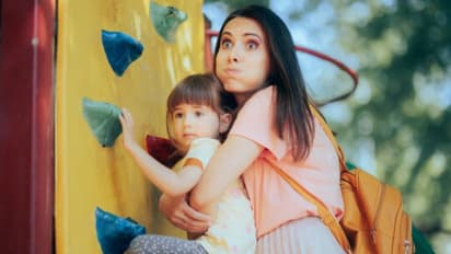 हर वक्त बच्चों के पीछे रहना सही या गलत? जानें Helicopter Parenting के नुकसान!