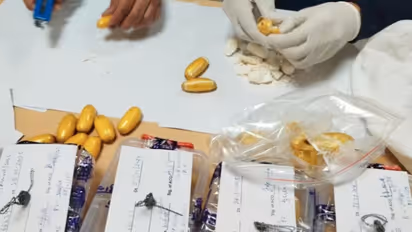 നീണ്ട യാത്ര കഴിഞ്ഞ് എയർപോർട്ടിൽ വന്നിറങ്ങിയ രണ്ട് സ്ത്രീകൾ, പരിശോധിച്ചപ്പോൾ ശരീരത്തിനുള്ളിൽ കോടികളുടെ കൊക്കൈൻ