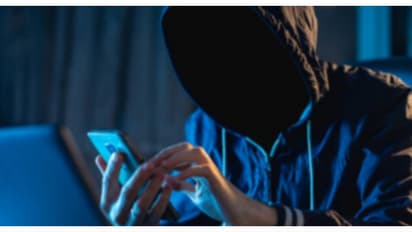 20 ദിവസം, ഫോൺ ഓഫ് ചെയ്യാൻ സമ്മതിച്ചില്ല; മധ്യവയസ്കന് നഷ്ടം 1 കോടി 80 ലക്ഷം രൂപ, വിർച്വൽ അറസ്റ്റ് തട്ടിപ്പ്