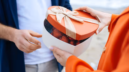 Valentine's Day 2025; ഇന്ന് പ്രണയം പൂക്കുന്ന ദിനം; അറിയാം വാലന്‍റൈന്‍സ് ഡേയ്ക്ക് പിന്നിലെ ചരിത്രം