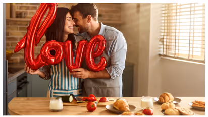 Valentine's Day surprises at home: ऑफिस से आकर यूं सेलिब्रेट करें वेलेंनटाइन डे, जानें सिंपल आइडिया
