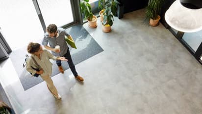 ഇതെന്താ സ്കൂളോ? വാതിലുകൾ അടച്ചുപൂട്ടി, വൈകി വന്നതിന് ഓഫീസിന്റെ പുറത്ത് നിർത്തി സിഇഒ, വൈറലായി പോസ്റ്റ് 