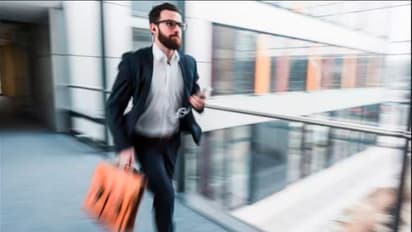 CEO की अनोखी सज़ा: लेट आने वालों को खड़ा कर दिया बाहर