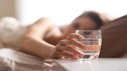 Water Near Bed Vastu Dosh: रात में पानी पास रखकर सोते हैं? सावधान! हो सकता है बड़ा नुकसान!