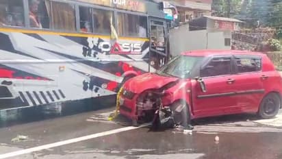 ഡ്രൈവർ ഉറങ്ങിപ്പോയി; ശബരിമല ദർശനം കഴിഞ്ഞ് മടങ്ങിയ സംഘത്തിൻ്റെ കാർ വൈദ്യുതി പോസ്റ്റിലേക്ക് ഇടിച്ചുകയറി