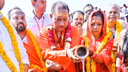 ఛత్తీస్గఢ్ ప్రభుత్వమే కుంభమేళాలో పవిత్ర స్నానం చేసింది...