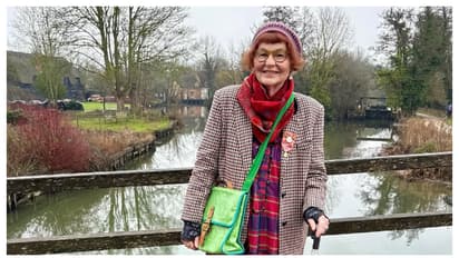 72 साल की उम्र में पुराने कपड़ों से नए कपड़े बनाने का मार्सिया का 'सिलाई मैजिक'