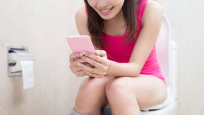 ಟಾಯ್ಲೆಟ್ನಲ್ಲೂ ಮೊಬೈಲ್ ನೋಡ್ತಾ ಇರ್ತೀರಾ? ಹಾಗಿದ್ರೆ ಈ ಕಾಯಿಲೆ ಖಚಿತ!