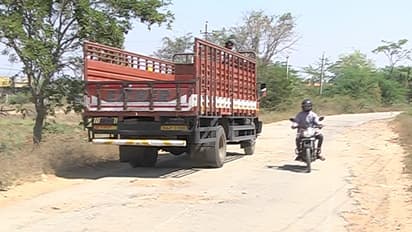 ಸಂಪೂರ್ಣ ಹದಗೆಟ್ಟ ಹನೂರು-ಬಂಡಳ್ಳಿ ಮಾರ್ಗದ ರಸ್ತೆ: ಗುಂಡಿಮಯ ರಸ್ತೆಯಲ್ಲಿ ಒಂದಲ್ಲ ಒಂದು ಆಕ್ಸಿಡೆಂಟ್!