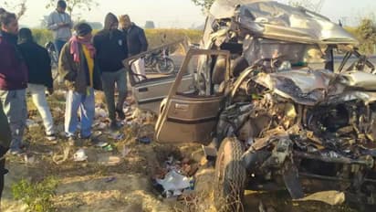 കുംഭമേളയ്ക്കെത്തിയ തീർത്ഥാടകർ സഞ്ചരിച്ച കാറും ബസും കൂട്ടിയിടിച്ച് അപകടം, 10 പേർ മരിച്ചു