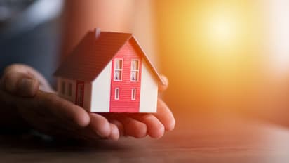 മരിച്ചുപോയ അച്ഛന്റെ ഓർമകൾ നഷ്ടപ്പെടാതിരിക്കാൻ വീട് മുഴുവനായി 100 അടി മാറ്റി സ്ഥാപിച്ച് മക്കൾ