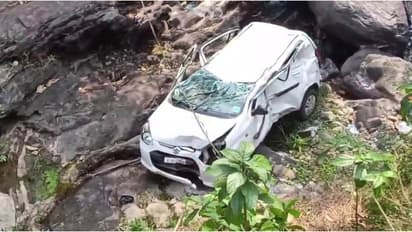 താമരശ്ശേരിയിൽ നിയന്ത്രണം വിട്ട കാര് പുഴയിലേക്ക് തല കീഴായി മറിഞ്ഞു, യാത്രക്കാരിക്ക് പരിക്ക്