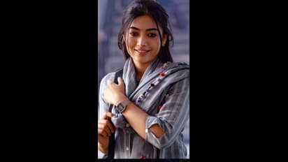 ಗುಲಾಬಿ ಮುಡಿದ ನ್ಯಾಷ್‌ನಲ್ ಕ್ರಶ್‌ ರಶ್ಮಿಕಾ ಮಂದಣ್ಣ: 'ನನ್ನ ಕಿರೀಟ ಹೇಗಿದೆ' ಎಂದು ಪ್ರಶ್ನೆ ಮಾಡಿದ್ಯಾಕೆ?