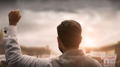 50,000 கோடி சொத்துக்கு அதிபதி – ராஜ வாழ்க்கை வாழும் அரச குடும்பத்து வாரிசு!